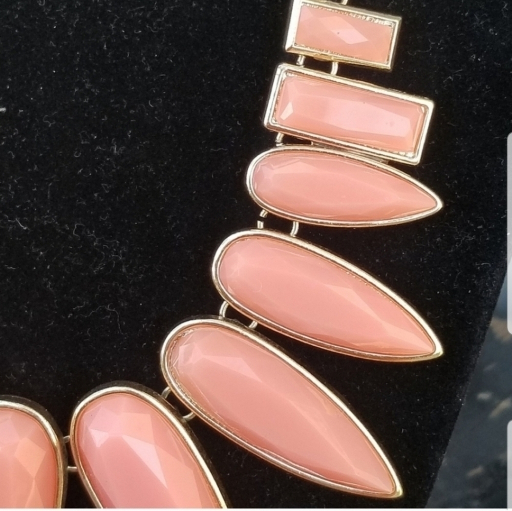 CHARMING CHARLIE GOLDTONED & PEACH CABACHON SPEAR TIPPED STATEMENT NECKLACE - Picture 3 of 4